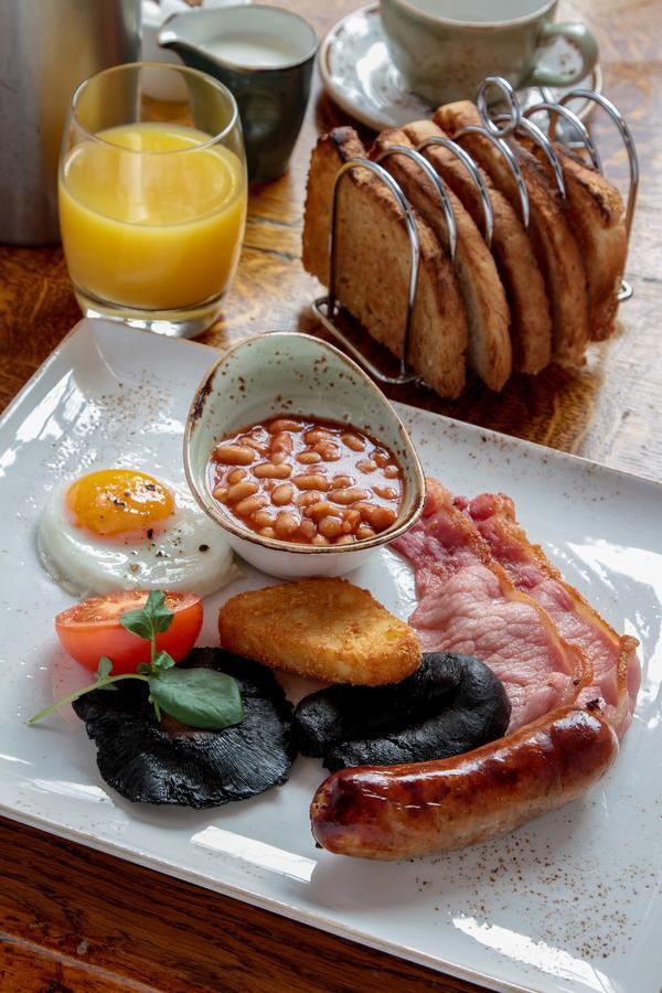 The Bear'S Paw Hotel Warmingham Eksteriør billede English breakfast with baked beans