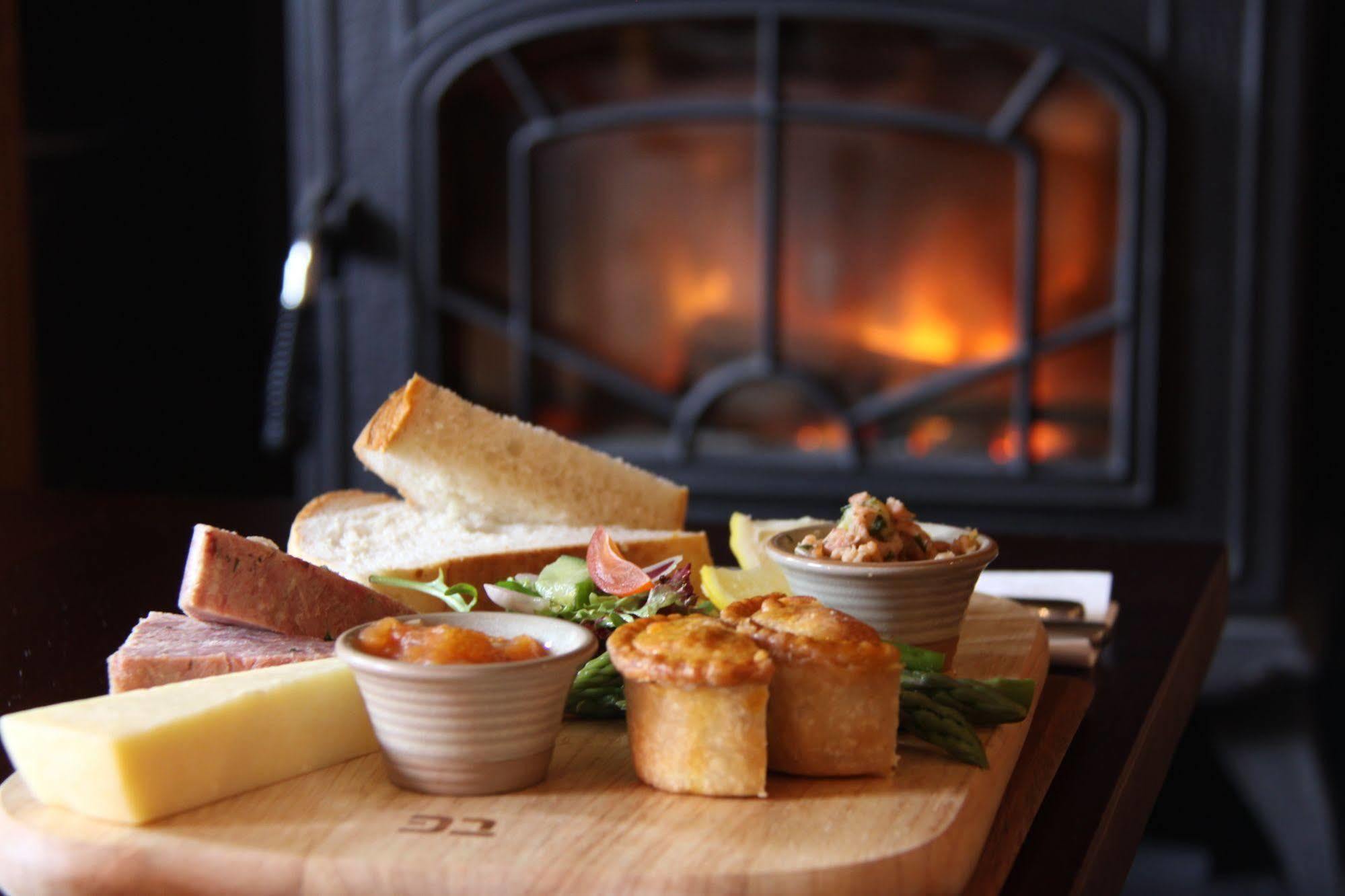 The Bear'S Paw Hotel Warmingham Eksteriør billede A cheese board
